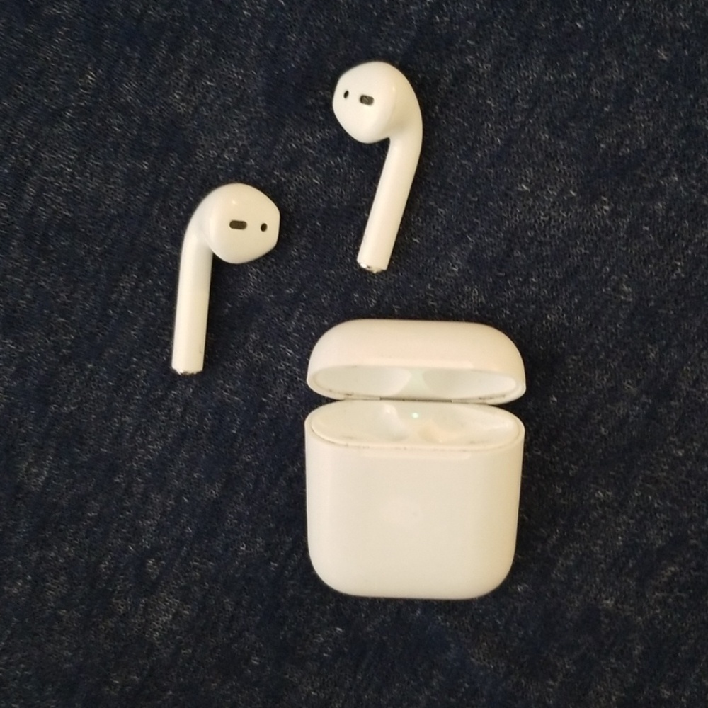 Authentic Apple Airpods $110 w charging case